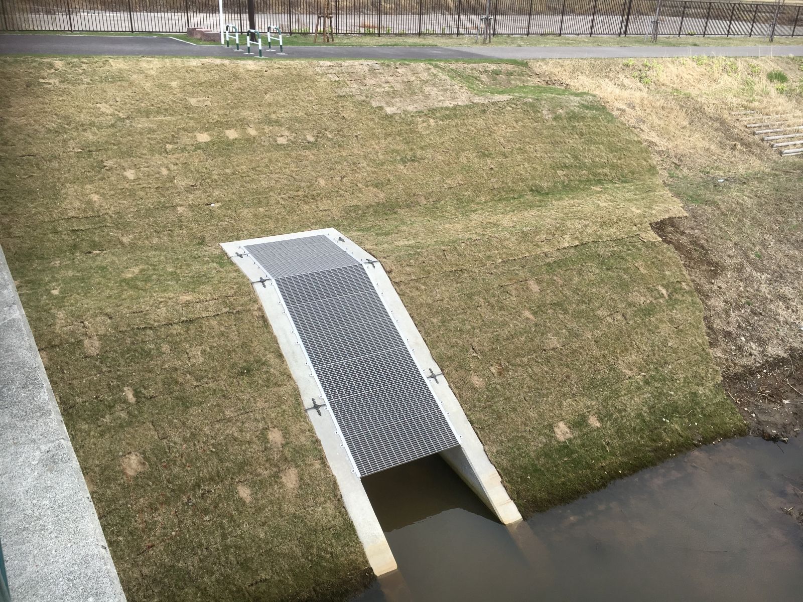 東雁来第２地区　区画３２号線道路縦断管新設工事